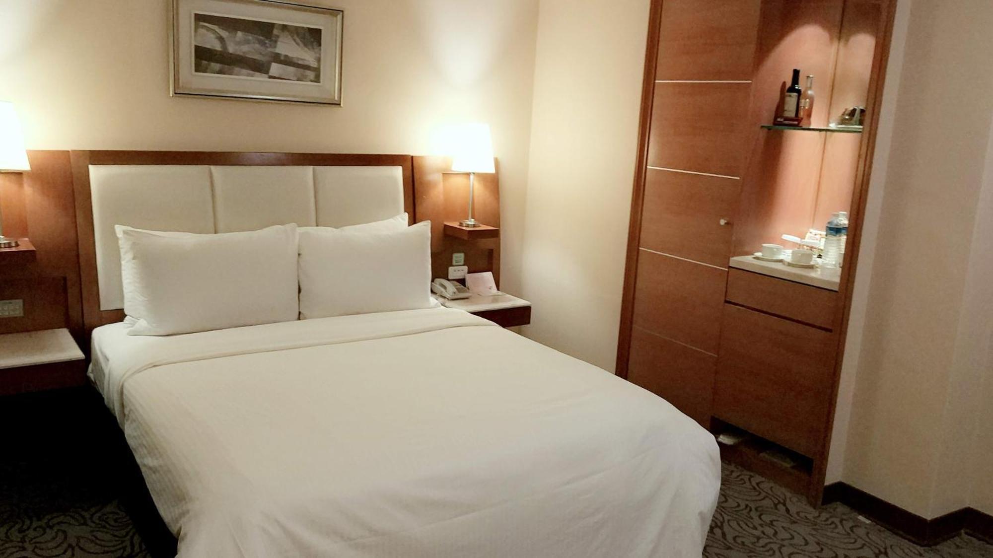 Elegance Hotel Taipei Exterior photo