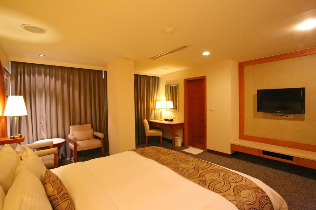 Elegance Hotel Taipei Exterior photo