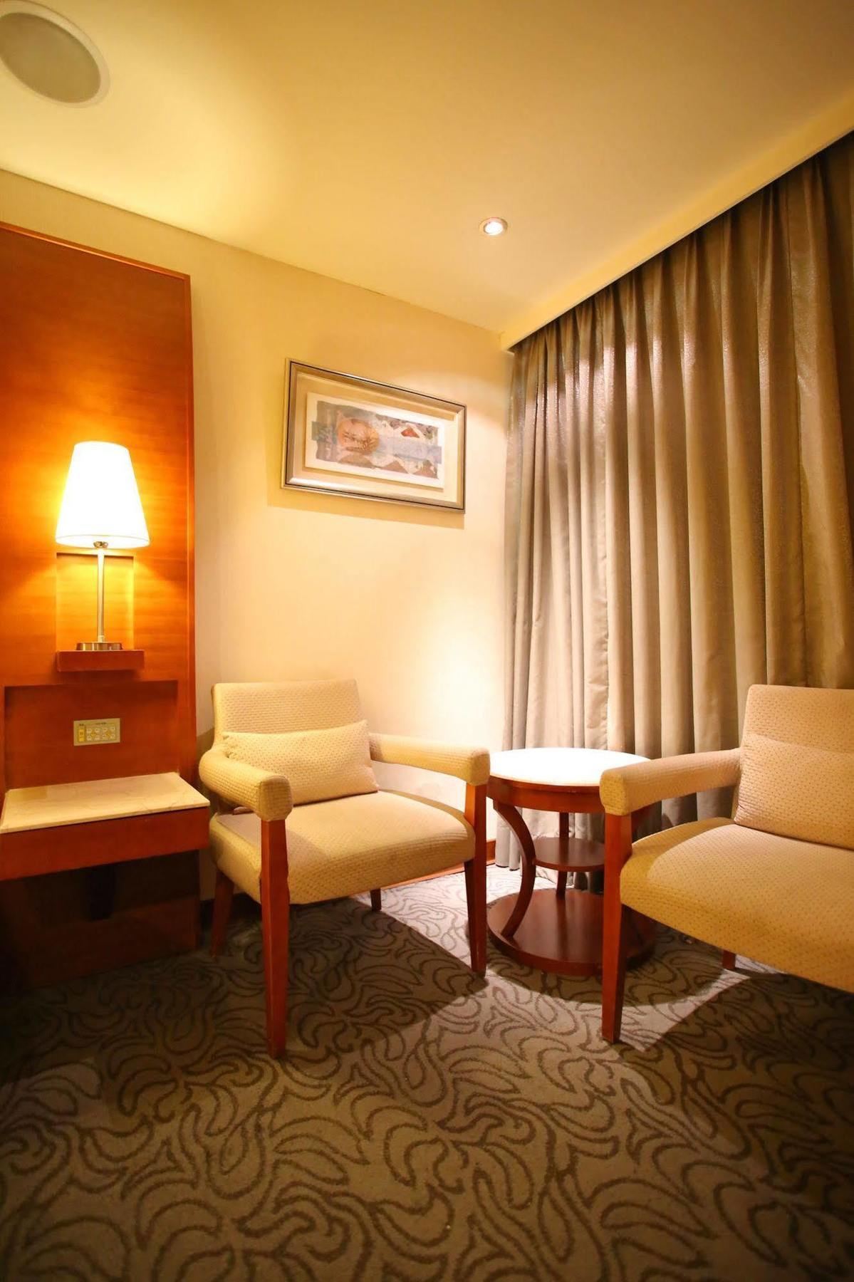 Elegance Hotel Taipei Exterior photo