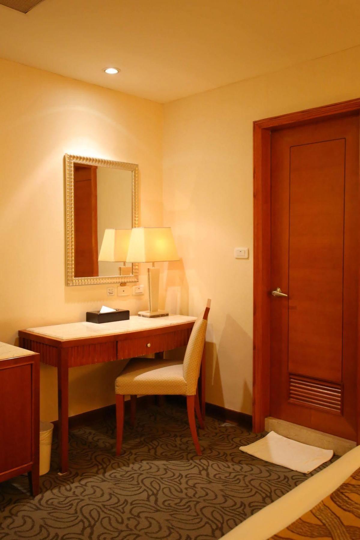 Elegance Hotel Taipei Exterior photo